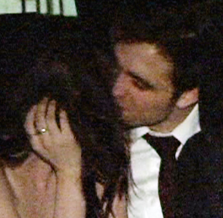robert pattinson and kristen stewart kissing in new moon. Robert Pattinson and Kristen